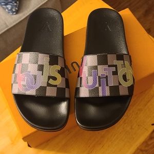 LV Waterfront slides- size 6.5 men's (38)